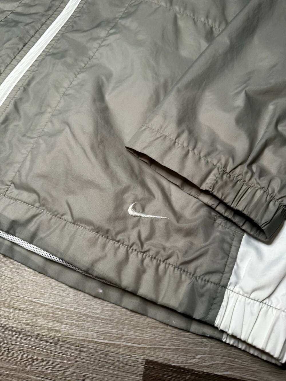 Vintage Nike Full-Zip Lightweight Windbreaker Jacket Grey and White - Picture 4 of 7